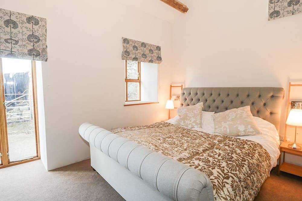Wern Olau Cottage, family friendly, with hot tub in Groeslon in Snowdonia