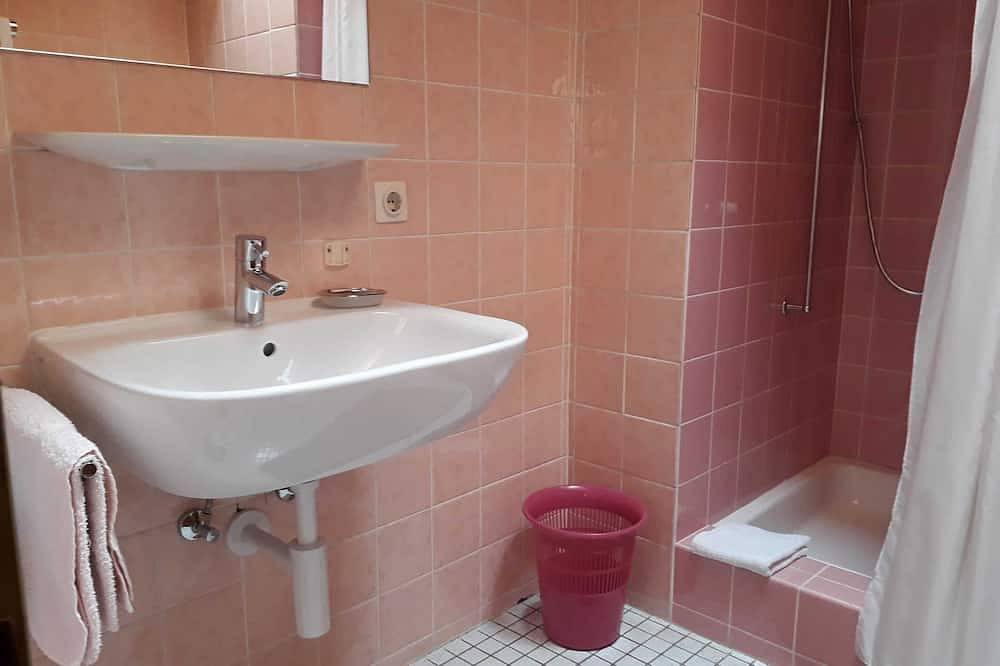 Dreibettzimmer (Typ A)  Z-Nr. 8 - Greber Christine - Frühstückspension Fernblick in Schoppernau, Bregenzerwald
