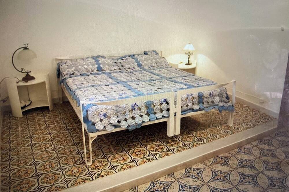 Blue House: terrace and veranda overlooking the sea from the garden. Beach access from home in Punta Secca, Santa Croce Camerina