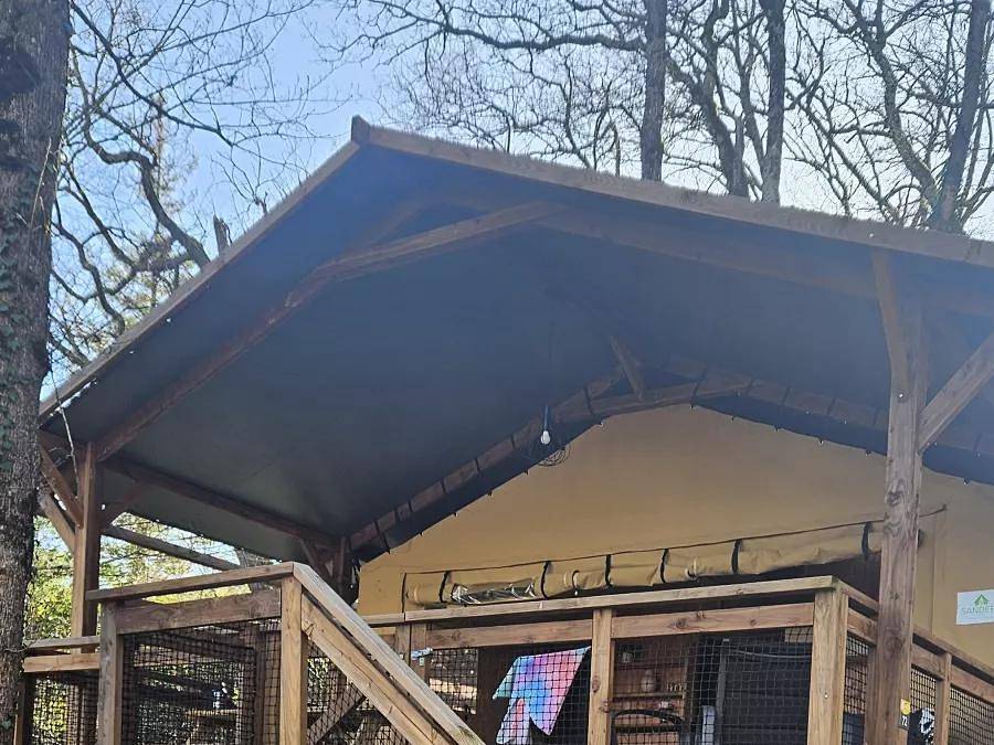 Camping Domaine de La Serre - Safarizelt 6 personen - Wood Lodge Xl 4 Zimmer 6 Personen in Aigues-Vives (Ariège), Ariège