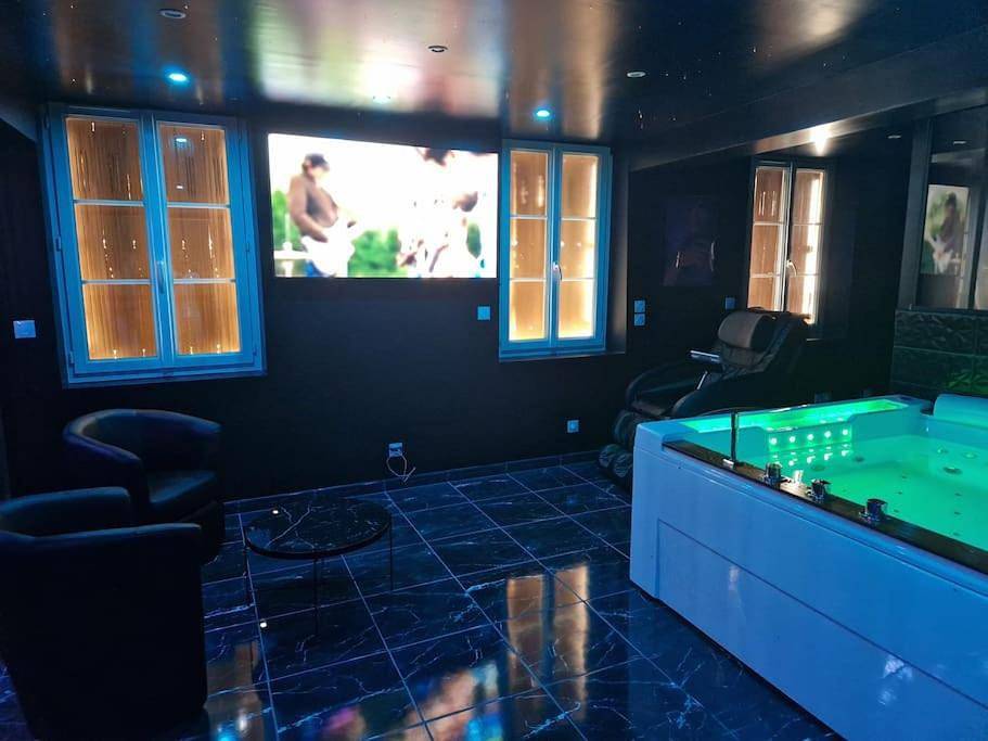 Appartement entier, Suite Coquine avec jacuzzi Yaospa60 in Laigneville, Oise