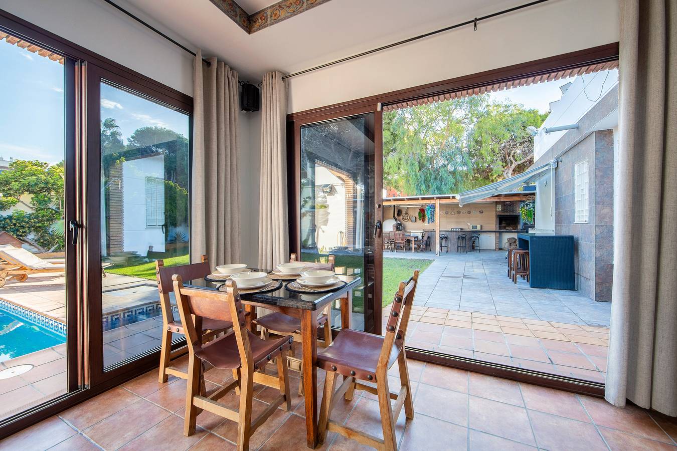 Ganze Wohnung, 'Apartamento Invitados Con Piscina' mit privatem Pool, Wlan und Klimaanlage in Urbanización Roquetas de Mar, Roquetas de Mar