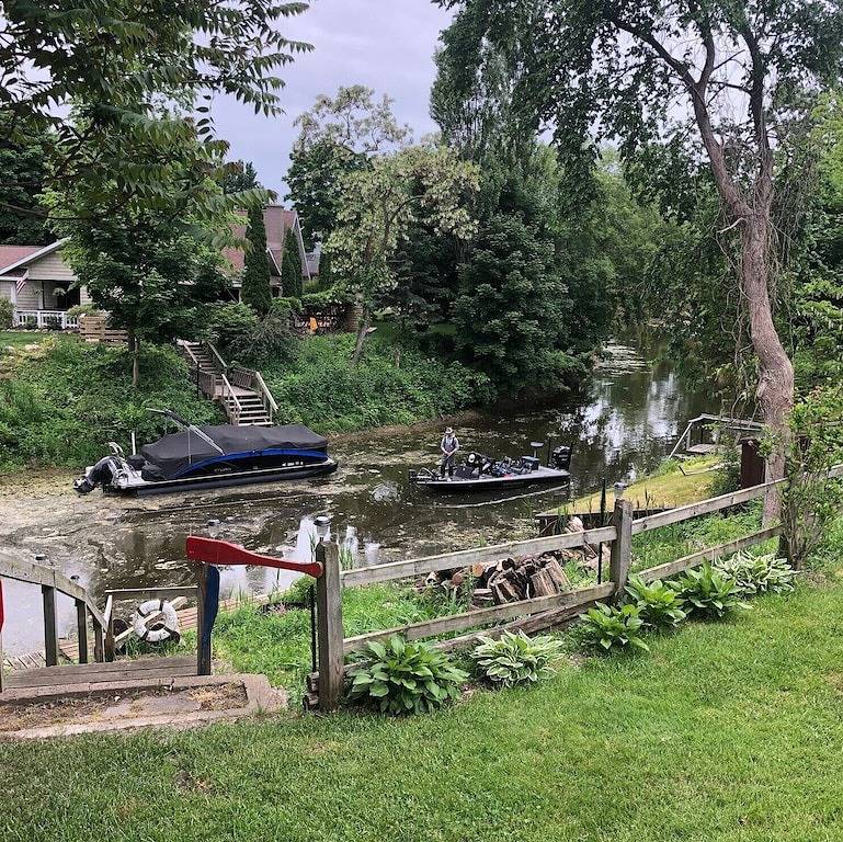 Riverfront Retreat /Heart of Downtown Caseville - short stroll to Beach/sleeps 6 in Huron County