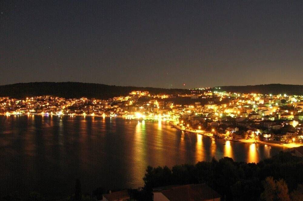 Ganze Wohnung, Exklusive Ferienwohnung nur 150 Meter zum Strand in Okrug Gornji, Ciovo