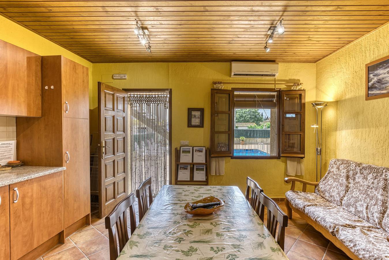 Apartamento entero, Apartamento 'Cal Ferrer 2 - Quadres' con piscina compartida, Wi-Fi y aire acondicionado. in Torroella de Fluvià, Alt Empordà