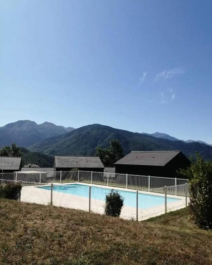 Appartement de vacances pour 4 personnes, avec piscine et balcon ainsi que vue et bassin pour enfant