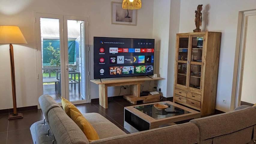 Location de vacances pour 10 personnes, avec terrasse et piscine à Saint Gilles les Hauts - 2