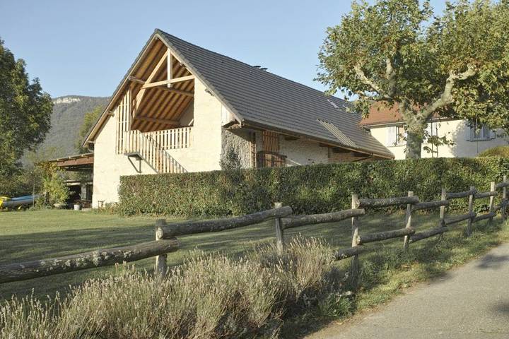 Location de vacances pour 4 personnes, avec vue sur le lac ainsi que jardin et vue à Brison-Saint-Innocent - 3