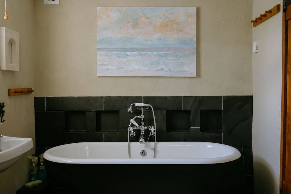 Beautiful hand crafted cottage 5 minutes from sandy beach and rugged coastline! in Mawgan Porth, Cornwall