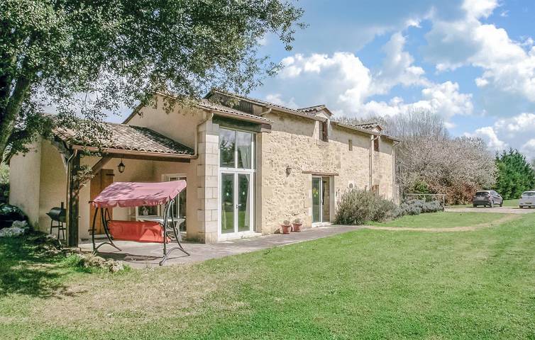 Cozy Apartment with Garage, Garden & WiFi in Montpeyroux, Périgord Pourpre