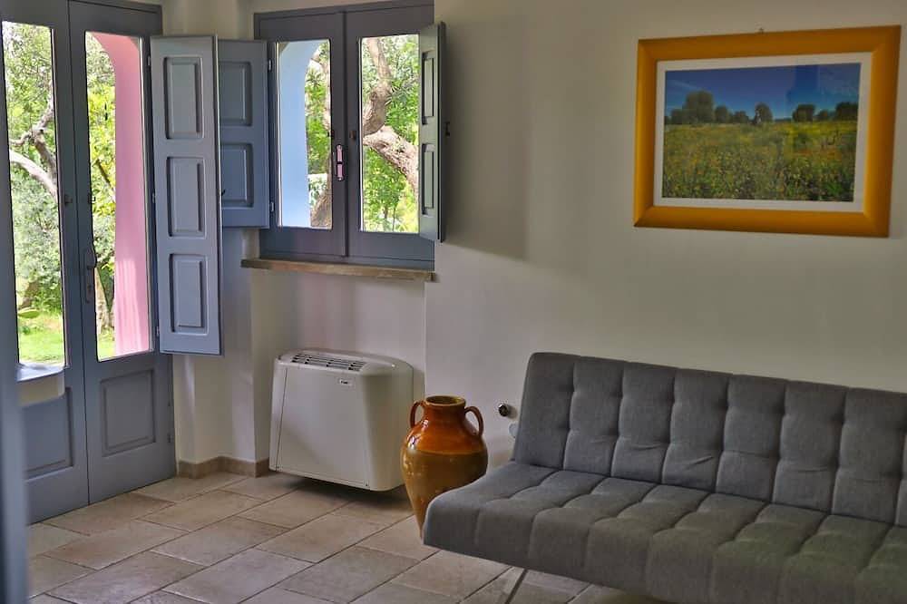 Masseria Trullo Sovrano: trulli, authentic charm, pool and flavors. in Cisternino, Salento