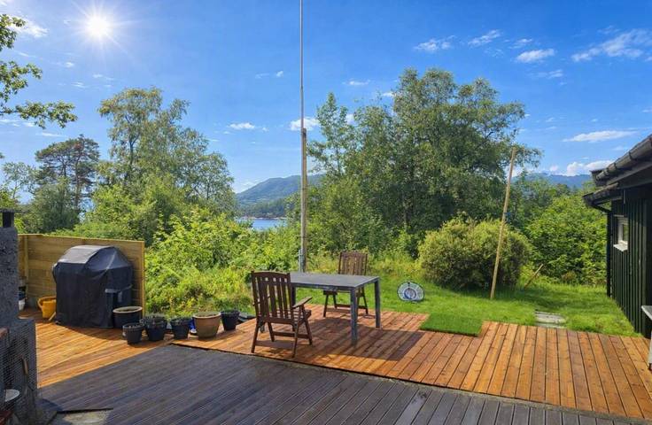 Ferienhaus für 8 Personen, mit Balkon und Terrasse sowie Garten und Ausblick in Tingvoll