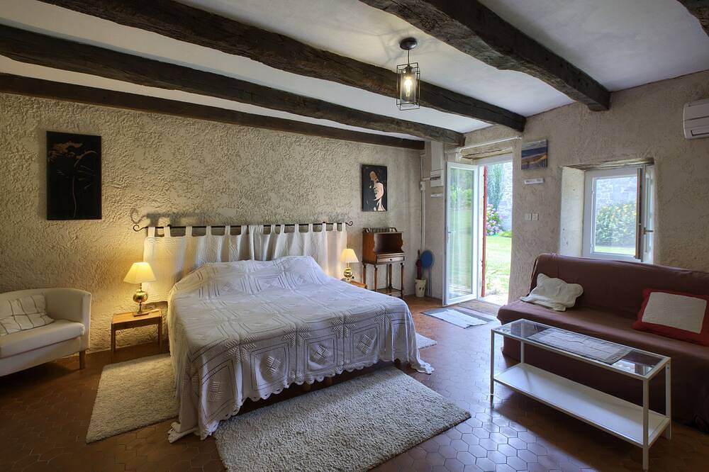 Chambre d'hôtes de caractère dans les vignes, à 13 km de Saint-Emilion in Puisseguin, Région de Libourne