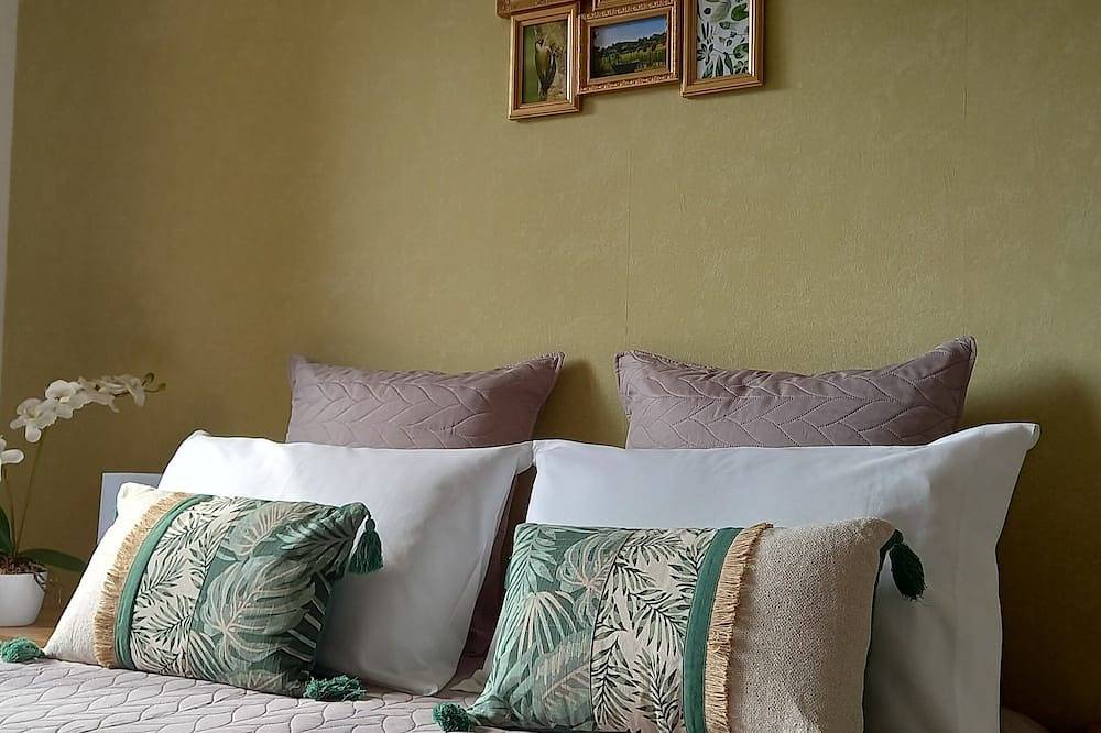 La maison de la Vallée ***, 4 p, terrace, enclosed garden, 5kms from Sarlat in Vitrac, Périgord Noir