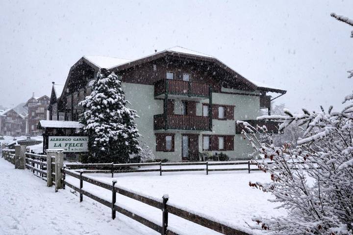 Location de vacances pour 2 personnes, avec vue ainsi que jardin et sauna, animaux acceptés à Carisolo