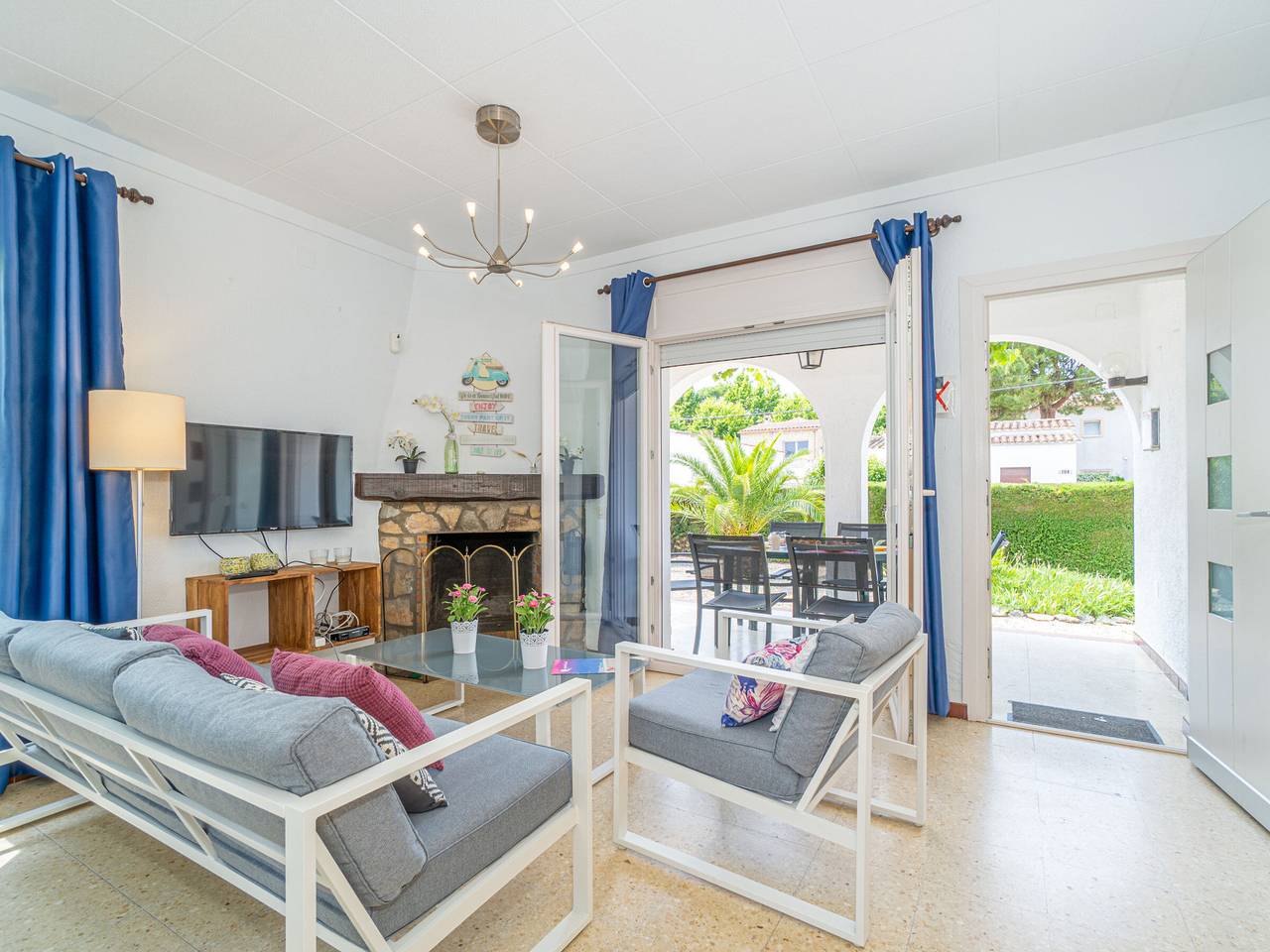 Villa à Empuriabrava pour 6 avec studio séparé, proche plages et centre, lave-linge inclus in Empuriabrava, Haut-Ampurdan