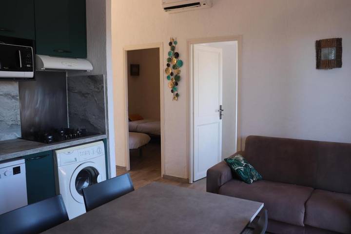 Bungalow pour 6 personnes, avec vue ainsi que jardin et piscine à Porto-Vecchio