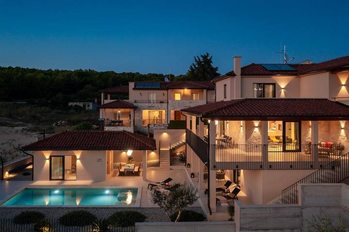 Villa for 20 personer, med Balkon/Terrasse og Have såvel som Pool og Sauna i Zadar