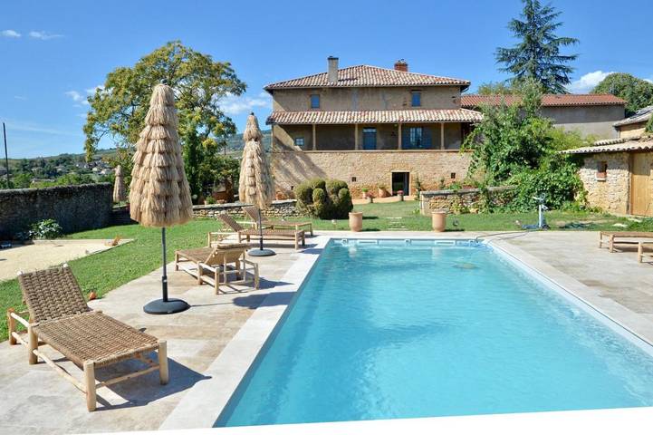 Gîte pour 2 personnes, avec Terrasse et Jardin ainsi que Piscine et Vue à Pouilly-le-Monial