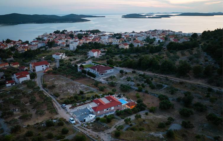 Reizende 200 m² große Ferienwohnung mit Pool in der Nähe der Küste von Zaboric und des Stadtzentrums in Žaborić, Šibenik-Knin