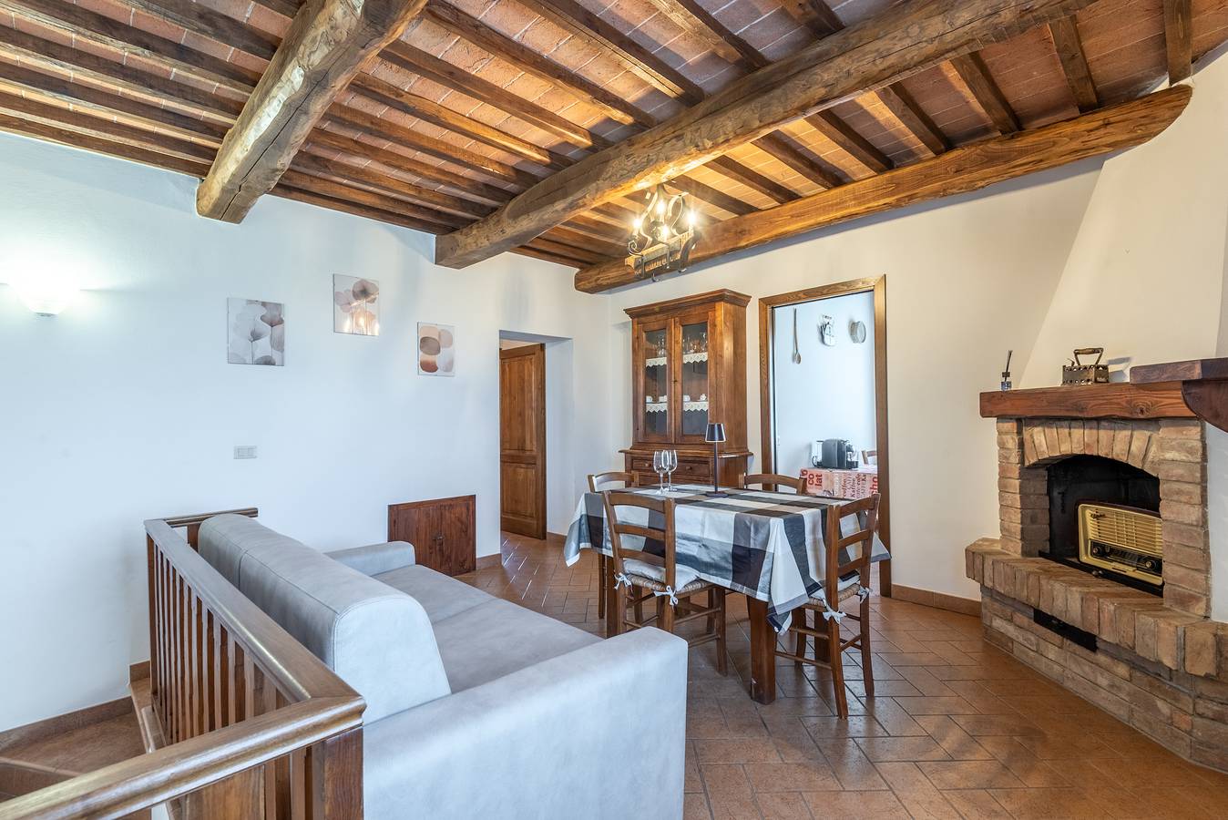 Entire apartment, Apartment 'Il Giogo' with Shared Pool, Wi-Fi and Air Conditioning in Gallina, Castiglione d'Orcia region