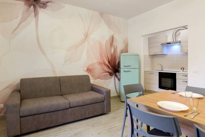 Entire apartment, Apartment 'I Due Orologi' with Balcony, Wi-Fi and Air Conditioning in Peschiera del Garda, Garda Mountains