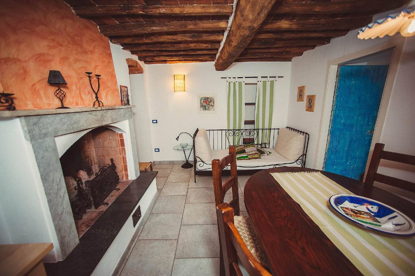 Geheel vakantieappartement, Seventh Heaven' flat with shared pool in Massa, Italiaanse Rivièra