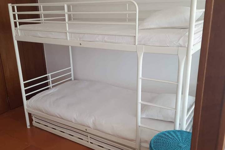 Appartement entier, Appartement avec terrasse vue sur la mer - 2 min de la plage in Praia da Califórnia, Sesimbra