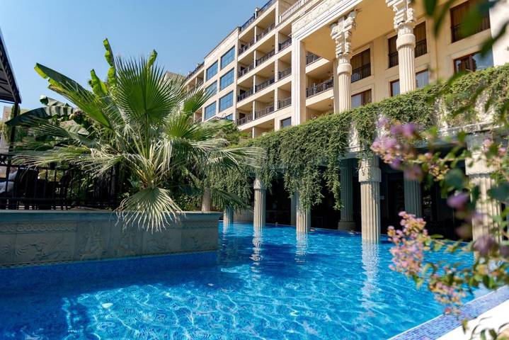 Hôtel pour 2 personnes, avec bassin pour enfant ainsi que terrasse et piscine