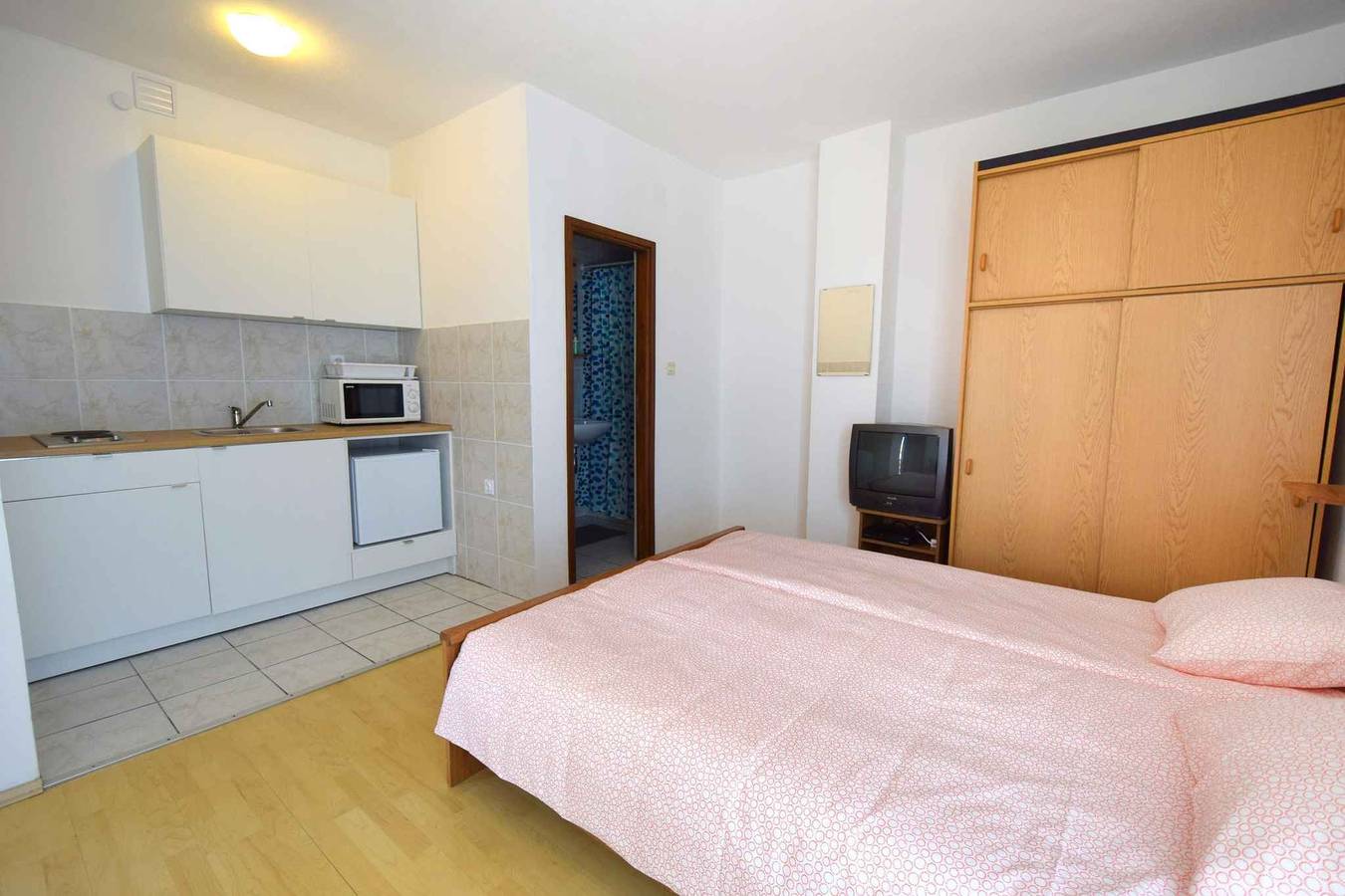 Entire studio, Studio with terrace and Internet  in Malinska-Dubašnica, Krk