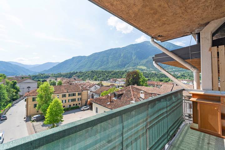 Appartamento intero, Appartamento 'Isola' con vista montagna, terrazza privata  e Wi-Fi in Feltre, Gruppo del Cimonega