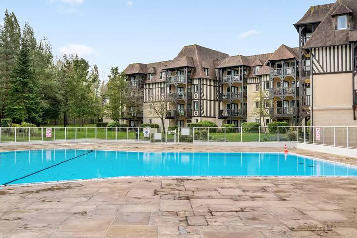 Gîte pour 7 personnes, avec piscine ainsi que vue et balcon, animaux acceptés à Deauville - 2