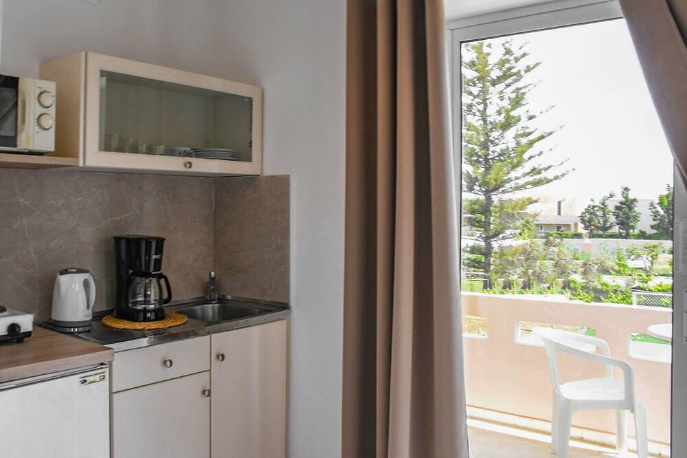 Ganze Wohnung, Litinas Apt with pool & balcony with sea view in Agia Marina, Chania und Umgebung