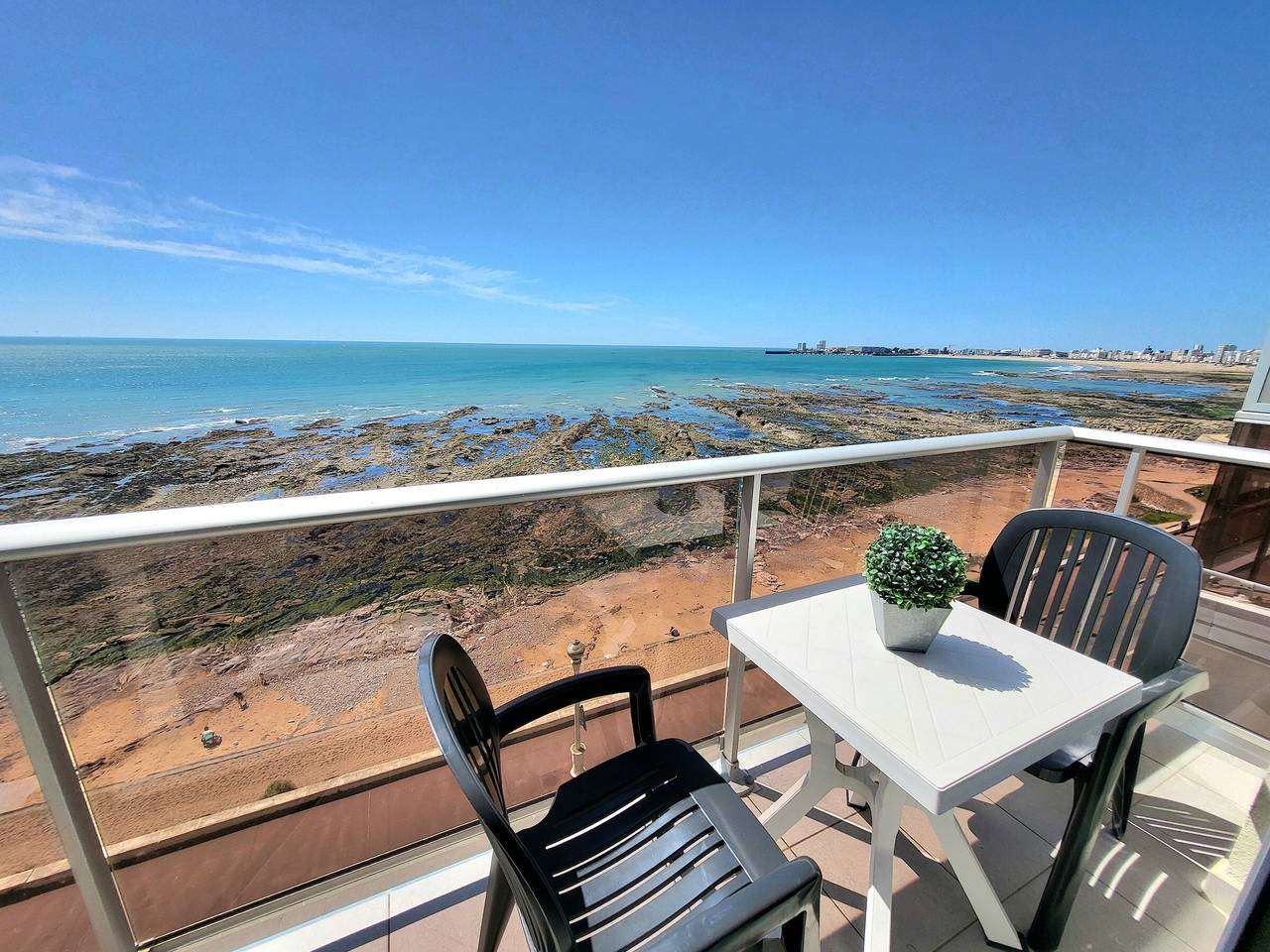 Apartamento entero, Encantador estudio con balcón, admite mascotas, aparcamiento privado, cerca de playa y comercios in Les Sables-d'Olonne, Vandea