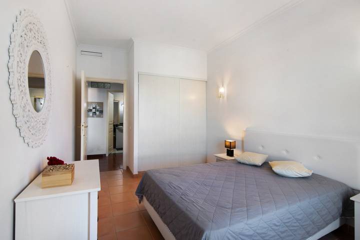 Entire apartment, Apartment 'Oura Beach Cozy' with Balcony, Wi-Fi and Air Conditioning in Albufeira e Olhos de Água, Faro District