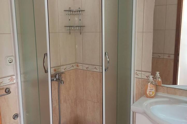 Ganze Wohnung, 1-Zimmer-Ferienwohnung mit Terrasse und Meerblick Podgora, Makarska in Podgora, Makarska Riviera