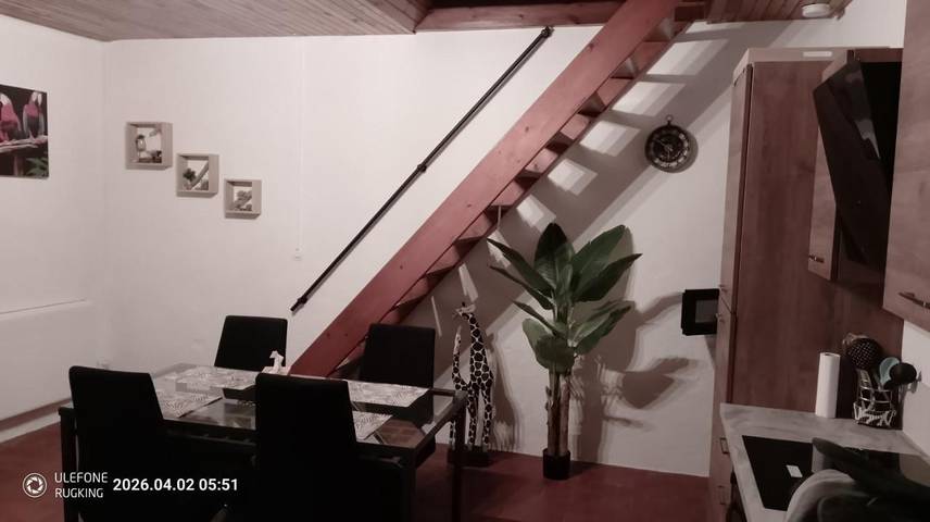 Location de vacances pour 4 personnes, avec terrasse ainsi que vue et jardin à Thésée