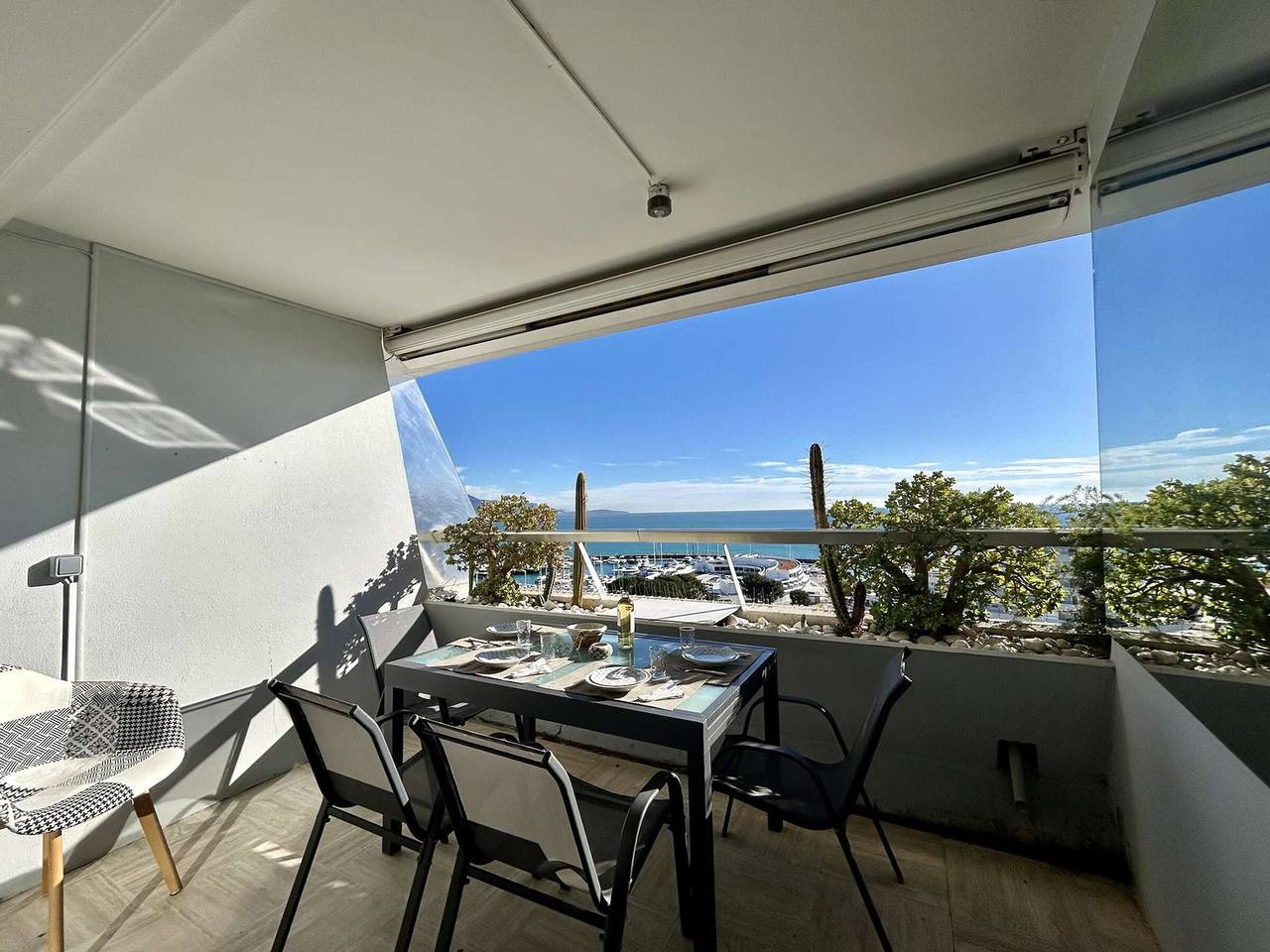 Entire apartment, Stunning studio with sea view - 2 guests in Villeneuve-Loubet Plage, Villeneuve-Loubet