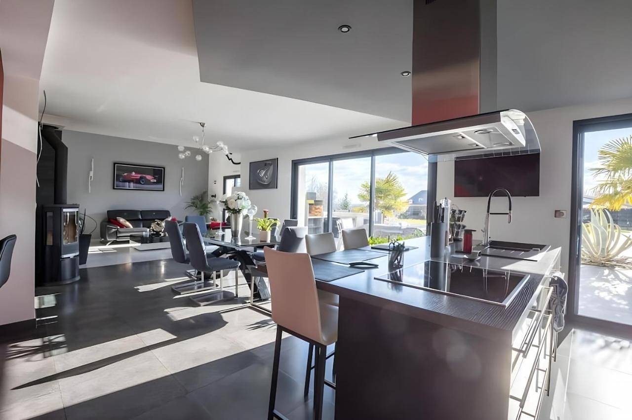 Villa with Private Pool in Saint-Saturnin, Sarthe