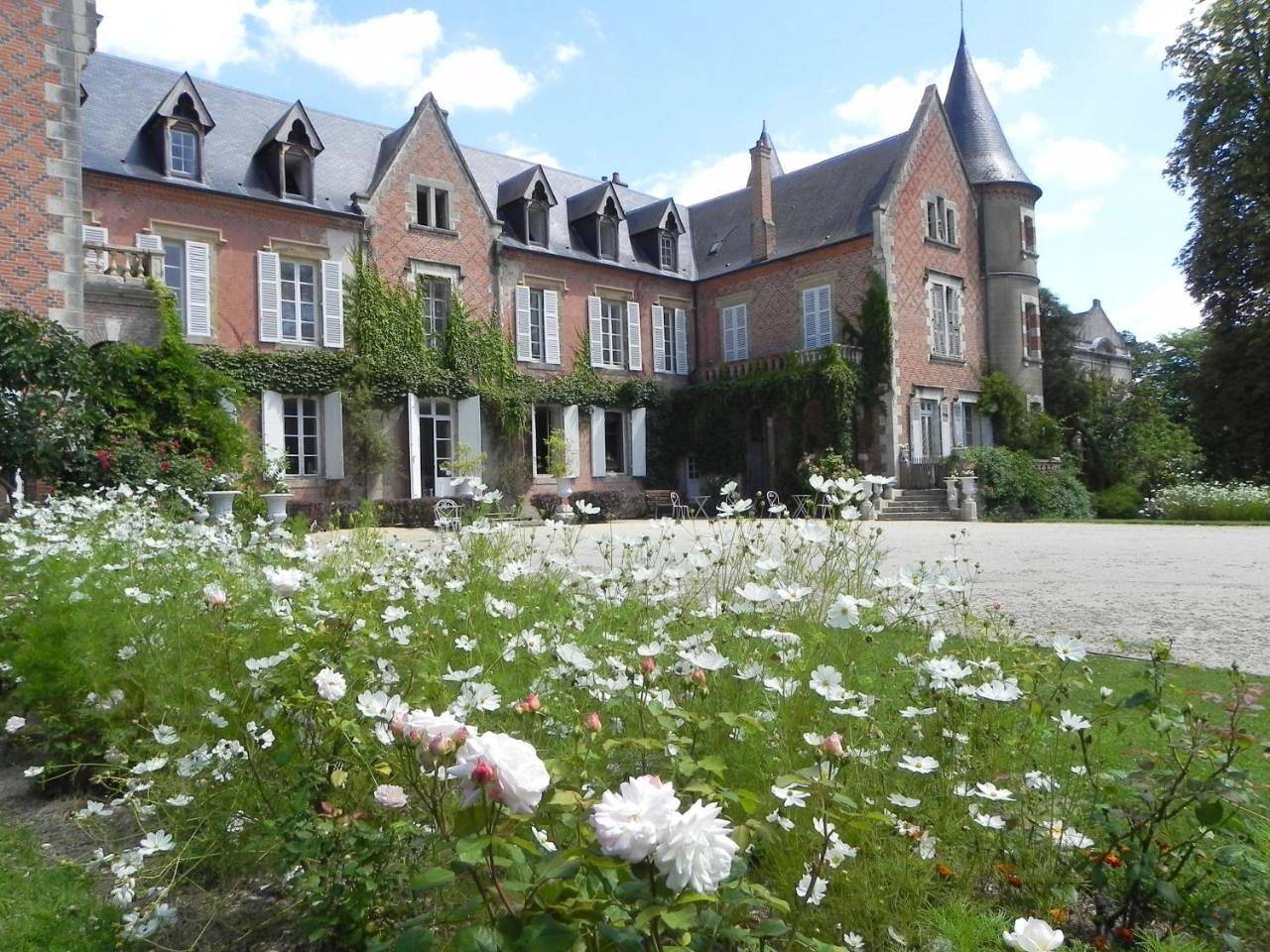 Superior Double Room with Terrace - Aglaë in Villeneuve-sur-Allier, Allier