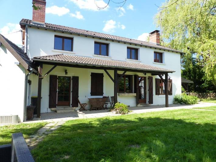 Gîte pour 8 personnes, avec piscine ainsi que vue et jardin à Touchay