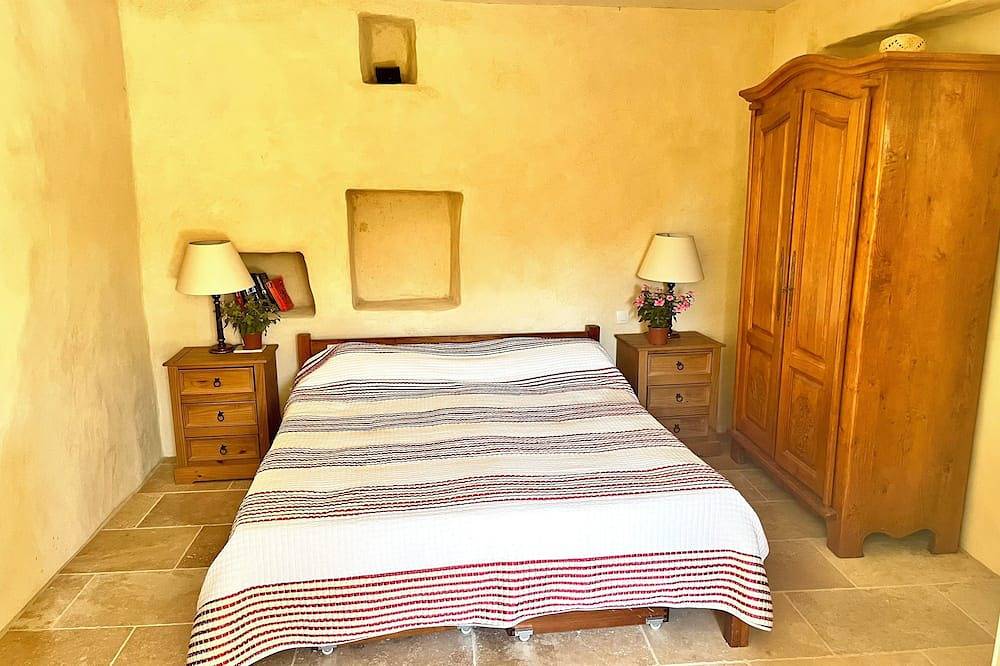 Charming stone house on the borders of Provence and moments from Uzes in Saint-Hippolyte-de-Montaigu, Nimes und Umgebung