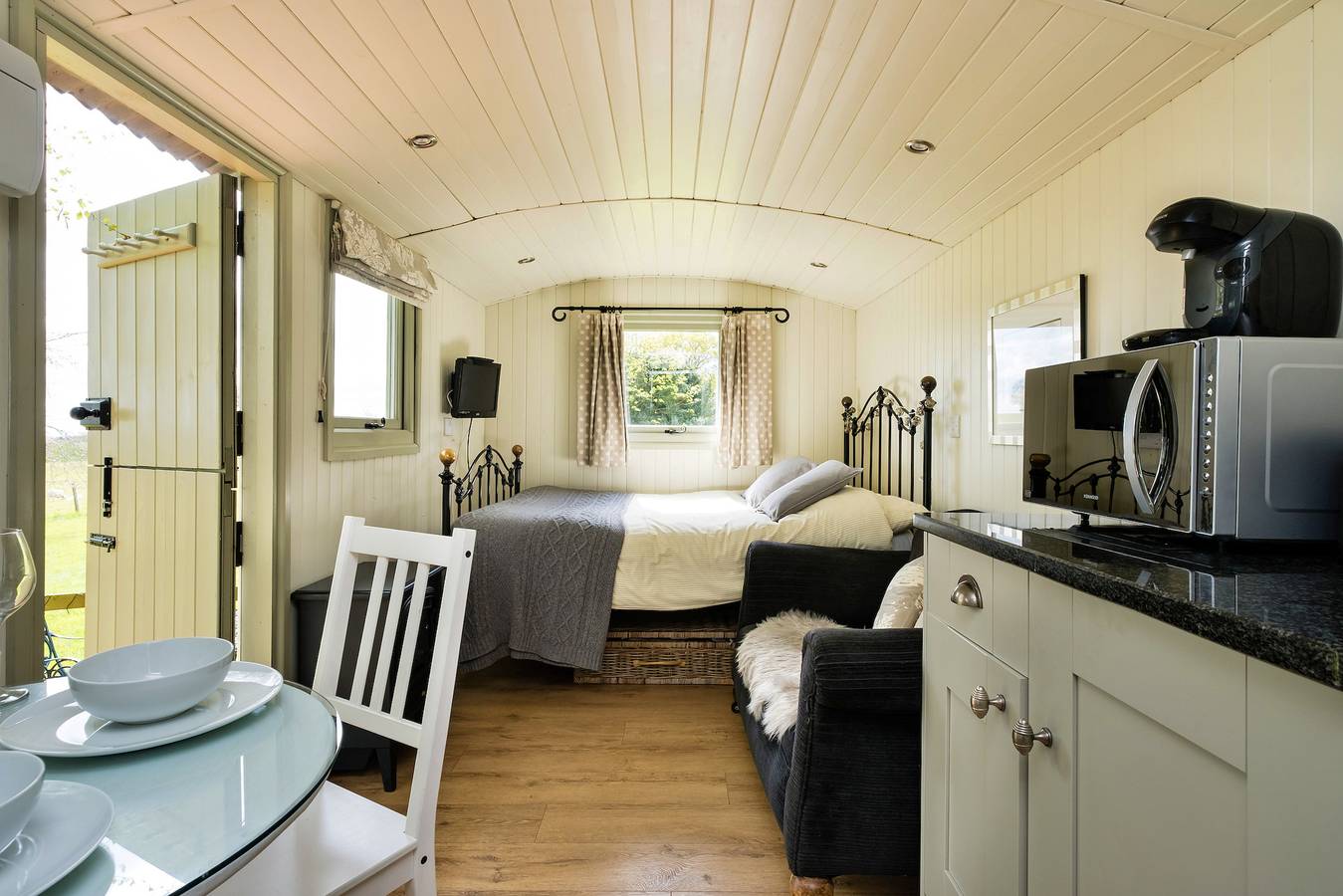 Entire holiday apartment, Hay and Hedgerow Glamping in Shropshire