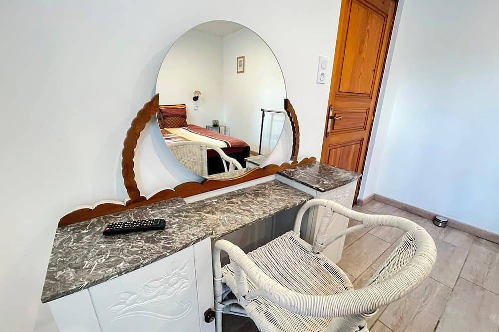 A fully equipped house in the countryside, surrounded by woods. in Gaillères, Landes