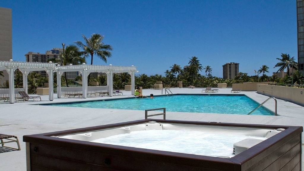 Ganze Wohnung, Renoviertes geräumiges Studio mit herrlicher Aussicht in Waikiki Beach, Honolulu