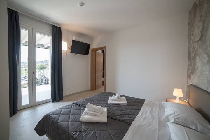 Appartamento intero, Suite 1 con piscina comune e balcone privato in Spiaggia Romantica (Manerba del Garda), Manerba del Garda