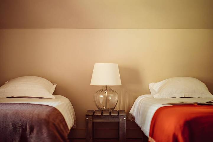 Location de vacances pour 12 personnes, avec piscine ainsi que terrasse et jardin à Ambillou - 2