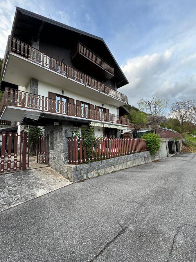 Appartamento per 8 persone, con Balcone e Terrazza nonché Giardino e Panorama a Castione della Presolana