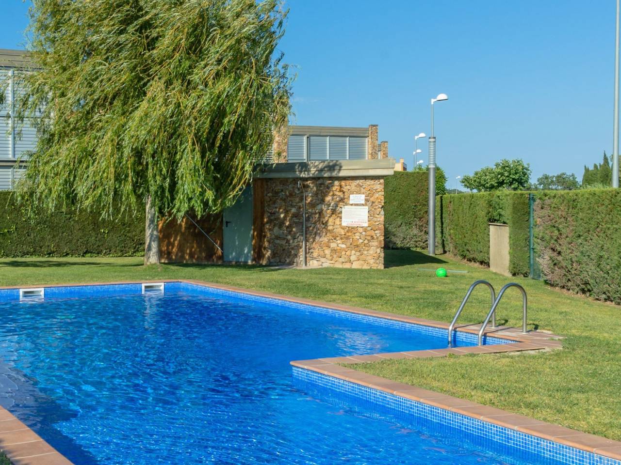 Costabravaforrent Gavarres, für 6 Personen mit Gemeinschaftspool in Albons, Costa Brava