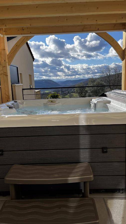Maison avec spa privatif et vue sur la vallée in Cazoulès, Dordogne